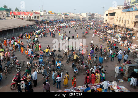 Puri Stadt center mit belebten Hauptstraße, Geschäften und Markt in der Nähe von Jagannath Tempel Lord Vishnu, Puri, Odisha, Indien, Asien Stockfoto