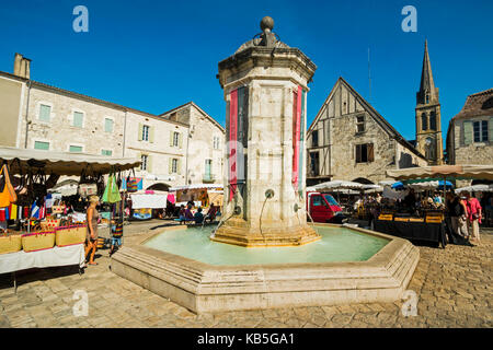 Brunnen in Place Gambetta auf beliebten Markt Tag dieses South Western historische Bastide, Eymet, Bergerac, Dordogne, Frankreich Stockfoto