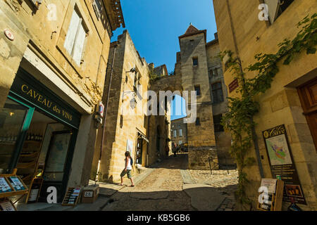 Cave Wein Geschäften in der Rue de la Cadene in dieser historischen Stadt und berühmten Bordeaux Rotwein region, Saint Emilion, Gironde, Frankreich Stockfoto