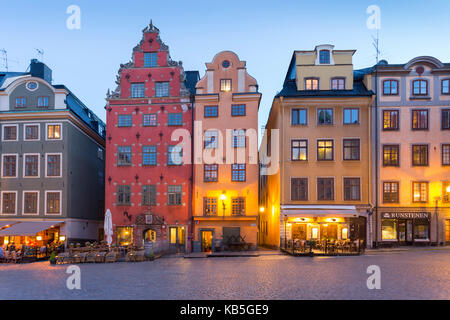 Blick auf die bunten Gebäude am Stortorget, Old Town Square in Gamla Stan in der Dämmerung, Stockholm, Schweden, Skandinavien, Europa Stockfoto