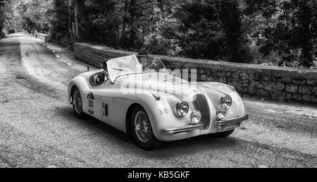 JAGUAR XK 120 OTS ROADSTER 1954 auf einem alten Rennwagen Rallye Mille Miglia 2017 die berühmte italienische historische Rennen (1927-1957) am 19. Mai 2017 Stockfoto