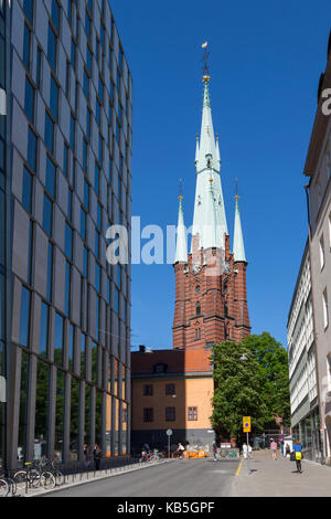 Blick auf die Kirche der Hl. Klara (Klara Kirche) und zeitgenössische Architektur, Stockholm, Schweden, Skandinavien, Europa Stockfoto