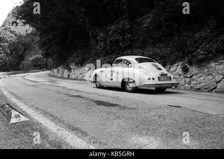 GOLA DEL FURLO, ITALIEN - PORSCHE 356 VOR Einem 1954 auf einem alten Rennwagen in der Rallye Mille Miglia 2017, dem berühmten italienischen historischen Rennen (1927–1957) am 1. Mai Stockfoto