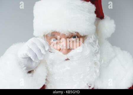 Bärtigen Weihnachtsmann in Brillen Stockfoto