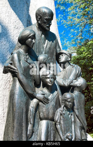 Polen, Warschau: Denkmal für Janusz Korczak, das 2006 von Zbigniew Wilma entworfen wurde und sich an der Stelle des ehemaligen jüdischen Waisenhauses befindet. Stockfoto