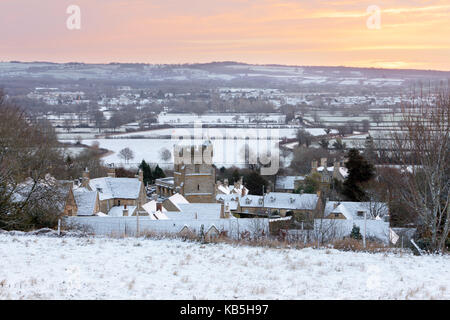 Cotswold Dorf und Landschaft im Schnee bei Sonnenaufgang, Bourton-on-the-Hill, Cotswolds, Gloucestershire, England, Vereinigtes Königreich Stockfoto