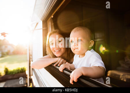 Mutter und Sohn in einem Wohnmobil. Stockfoto