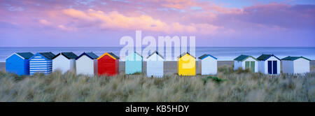 Bunten Badekabinen und Sanddünen bei Sonnenuntergang, Southwold, Suffolk, England, Vereinigtes Königreich, Europa Stockfoto