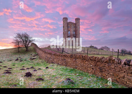 Broadway Tower und Cotswold Trockenmauern Wand bei Sonnenaufgang, Broadway Cotswolds, Worcestershire, England, Vereinigtes Königreich, Europa Stockfoto