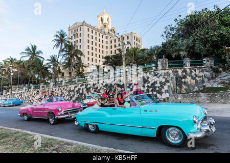 Klassische amerikanische Autos, Taxis, lokal bekannt als almendrones, in Havanna, Kuba, Karibik, Mittelamerika verwendet Stockfoto