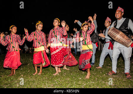 Nepalesische Mädchen, chaubandi cholo (Bluse) und fariya (Rock) tanzen zu den Melodien von Nepali folk songs, Assam, Indien, Asien Stockfoto