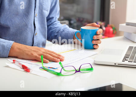 Man studiert eine Analyse Bericht in einem Büro Hintergrund Stockfoto