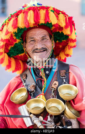 Wasser Verkäufer in Djemaa el Fna, Marrakech, Marokko, Nordafrika, Afrika Stockfoto