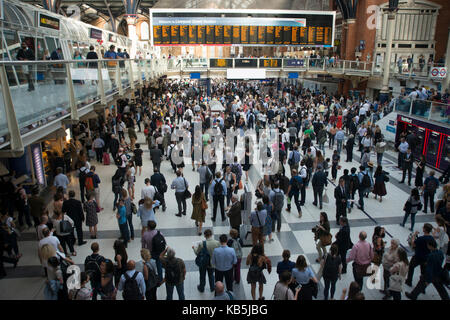 Liverpool Street Bahnhof bei rush hour, London, EC2, England, Vereinigtes Königreich, Europa Stockfoto