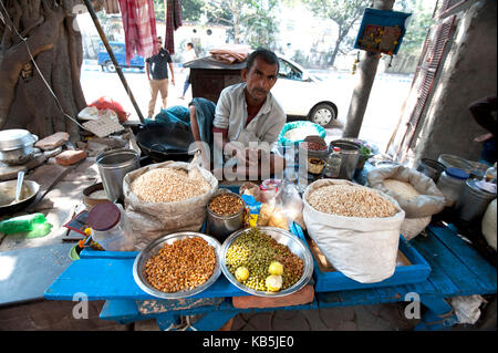 Chaat ausgeht, mann Mischung Keimsprossen Linsen und Puffreis mit Gewürzen, Dalhousie Square, Kolkata (Kalkutta), Indien Stockfoto