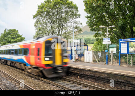 Eine schnelle East Midlands Trains Zug, der durch die kleinen ländlichen Bahnhof Alfreton, Derbyshire, Peak District, England, Großbritannien Stockfoto