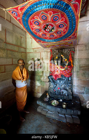 Hindu Priester in safranroben am Radha Krishna Heiligtum in kleinen ländlichen Prachi Chaurasi Tempel, Tal, Odisha, Indien, Asien Stockfoto