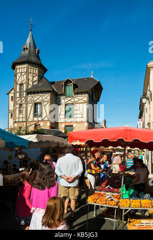 Besetzt Rue de Tempel auf beliebten Markt Tag an diesem hübschen South Western historische Bastide, Eymet, Bergerac, Dordogne, Frankreich Stockfoto