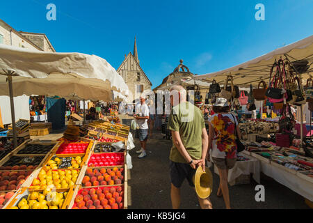 Geschäftigen Place Gambetta und den beliebten Markt am Donnerstag in diesem South Western historische Bastide, Eymet, Dordogne, Frankreich Stockfoto