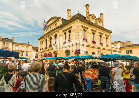 Ausgeht und die Mairie in Rathausplatz am Markttag, Sainte-Foy-la-Grande, Gironde, Aquitanien, Frankreich Stockfoto