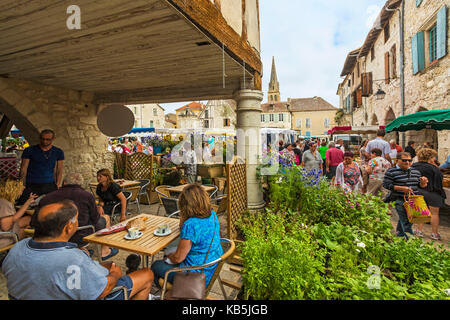 Place Gambetta auf beliebten Markt am Donnerstag Tag in diesem South Western historische Bastide, Eymet, Bergerac, Dordogne, Frankreich Stockfoto