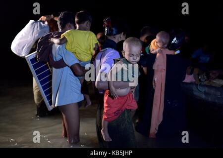 Cox's Bazar, Bangladesch. 28 Sep, 2017. In einer dunklen Nacht Myanmars Minderheit Rohingya muslimische Flüchtlinge aus ein Boot am Ufer des NAF-Fluss in Shah Porir Tief, in Teknaf, Cox's Bazar, Bangladesh, 28. September 2017 13.00. Credit: SK Hasan Ali/Alamy leben Nachrichten Stockfoto