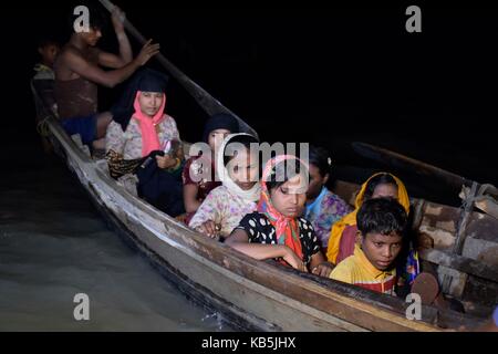 Cox's Bazar, Bangladesch. 28 Sep, 2017. In einer dunklen Nacht Myanmars Minderheit Rohingya muslimische Flüchtlinge aus ein Boot am Ufer des NAF-Fluss in Shah Porir Tief, in Teknaf, Cox's Bazar, Bangladesh, 28. September 2017 13.00. Credit: SK Hasan Ali/Alamy leben Nachrichten Stockfoto