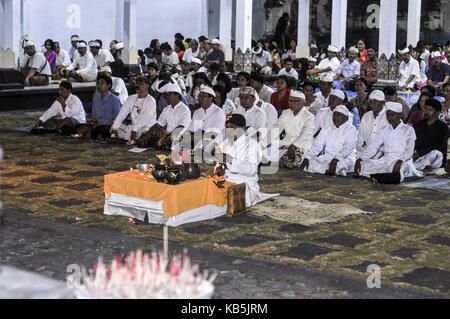 Yogyakarta, Indonesien. 26 Sep, 2017. Balinesischen Hindus in Yogyakarta, Indonesien haben gebetet für die Sicherheit der Menschen an den Hängen des Mount Agung auf Bali so zu gefallen und die nicht von den Ausbruch des Mount Agung, der derzeit auf Alert Level, Montag, 26. September 2017 beeinflusst werden. Warnung, dass die Vulkane auf der touristischen Insel ausbrechen löste eine der Exodus war 104,673 Menschen weil Behörden die Evakuierung der Einwohner leben in hoher Gefahr Zonen in Orte 12 Kilometer vom Krater des Mount Agung bestellt hatten. Credit: Slamet Riyadi/ZUMA Draht/Alamy leben Nachrichten Stockfoto