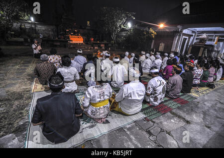 Yogyakarta, Indonesien. 26 Sep, 2017. Balinesischen Hindus in Yogyakarta, Indonesien haben gebetet für die Sicherheit der Menschen an den Hängen des Mount Agung auf Bali so zu gefallen und die nicht von den Ausbruch des Mount Agung, der derzeit auf Alert Level, Montag, 26. September 2017 beeinflusst werden. Warnung, dass die Vulkane auf der touristischen Insel ausbrechen löste eine der Exodus war 104,673 Menschen weil Behörden die Evakuierung der Einwohner leben in hoher Gefahr Zonen in Orte 12 Kilometer vom Krater des Mount Agung bestellt hatten. Credit: Slamet Riyadi/ZUMA Draht/Alamy leben Nachrichten Stockfoto