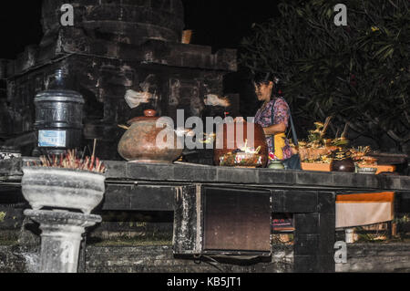 Yogyakarta, Indonesien. 26 Sep, 2017. Balinesischen Hindus in Yogyakarta, Indonesien haben gebetet für die Sicherheit der Menschen an den Hängen des Mount Agung auf Bali so zu gefallen und die nicht von den Ausbruch des Mount Agung, der derzeit auf Alert Level, Montag, 26. September 2017 beeinflusst werden. Warnung, dass die Vulkane auf der touristischen Insel ausbrechen löste eine der Exodus war 104,673 Menschen weil Behörden die Evakuierung der Einwohner leben in hoher Gefahr Zonen in Orte 12 Kilometer vom Krater des Mount Agung bestellt hatten. Credit: Slamet Riyadi/ZUMA Draht/Alamy leben Nachrichten Stockfoto