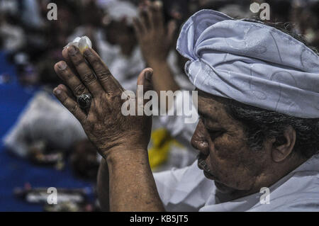 Yogyakarta, Indonesien. 26 Sep, 2017. Balinesischen Hindus in Yogyakarta, Indonesien haben gebetet für die Sicherheit der Menschen an den Hängen des Mount Agung auf Bali so zu gefallen und die nicht von den Ausbruch des Mount Agung, der derzeit auf Alert Level, Montag, 26. September 2017 beeinflusst werden. Warnung, dass die Vulkane auf der touristischen Insel ausbrechen löste eine der Exodus war 104,673 Menschen weil Behörden die Evakuierung der Einwohner leben in hoher Gefahr Zonen in Orte 12 Kilometer vom Krater des Mount Agung bestellt hatten. Credit: Slamet Riyadi/ZUMA Draht/Alamy leben Nachrichten Stockfoto