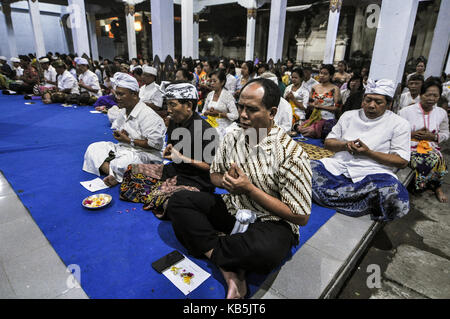 Yogyakarta, Indonesien. 26 Sep, 2017. Balinesischen Hindus in Yogyakarta, Indonesien haben gebetet für die Sicherheit der Menschen an den Hängen des Mount Agung auf Bali so zu gefallen und die nicht von den Ausbruch des Mount Agung, der derzeit auf Alert Level, Montag, 26. September 2017 beeinflusst werden. Warnung, dass die Vulkane auf der touristischen Insel ausbrechen löste eine der Exodus war 104,673 Menschen weil Behörden die Evakuierung der Einwohner leben in hoher Gefahr Zonen in Orte 12 Kilometer vom Krater des Mount Agung bestellt hatten. Credit: Slamet Riyadi/ZUMA Draht/Alamy leben Nachrichten Stockfoto