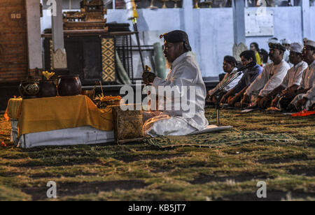 Yogyakarta, Indonesien. 26 Sep, 2017. Balinesischen Hindus in Yogyakarta, Indonesien haben gebetet für die Sicherheit der Menschen an den Hängen des Mount Agung auf Bali so zu gefallen und die nicht von den Ausbruch des Mount Agung, der derzeit auf Alert Level, Montag, 26. September 2017 beeinflusst werden. Warnung, dass die Vulkane auf der touristischen Insel ausbrechen löste eine der Exodus war 104,673 Menschen weil Behörden die Evakuierung der Einwohner leben in hoher Gefahr Zonen in Orte 12 Kilometer vom Krater des Mount Agung bestellt hatten. Credit: Slamet Riyadi/ZUMA Draht/Alamy leben Nachrichten Stockfoto