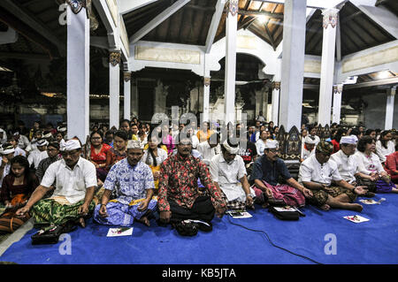 Yogyakarta, Indonesien. 26 Sep, 2017. Balinesischen Hindus in Yogyakarta, Indonesien haben gebetet für die Sicherheit der Menschen an den Hängen des Mount Agung auf Bali so zu gefallen und die nicht von den Ausbruch des Mount Agung, der derzeit auf Alert Level, Montag, 26. September 2017 beeinflusst werden. Warnung, dass die Vulkane auf der touristischen Insel ausbrechen löste eine der Exodus war 104,673 Menschen weil Behörden die Evakuierung der Einwohner leben in hoher Gefahr Zonen in Orte 12 Kilometer vom Krater des Mount Agung bestellt hatten. Credit: Slamet Riyadi/ZUMA Draht/Alamy leben Nachrichten Stockfoto