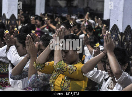 Yogyakarta, Indonesien. 26 Sep, 2017. Balinesischen Hindus in Yogyakarta, Indonesien haben gebetet für die Sicherheit der Menschen an den Hängen des Mount Agung auf Bali so zu gefallen und die nicht von den Ausbruch des Mount Agung, der derzeit auf Alert Level, Montag, 26. September 2017 beeinflusst werden. Warnung, dass die Vulkane auf der touristischen Insel ausbrechen löste eine der Exodus war 104,673 Menschen weil Behörden die Evakuierung der Einwohner leben in hoher Gefahr Zonen in Orte 12 Kilometer vom Krater des Mount Agung bestellt hatten. Credit: Slamet Riyadi/ZUMA Draht/Alamy leben Nachrichten Stockfoto