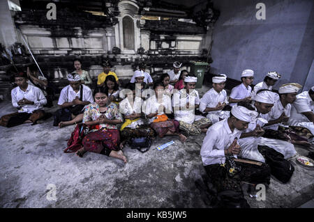 Yogyakarta, Indonesien. 26 Sep, 2017. Balinesischen Hindus in Yogyakarta, Indonesien haben gebetet für die Sicherheit der Menschen an den Hängen des Mount Agung auf Bali so zu gefallen und die nicht von den Ausbruch des Mount Agung, der derzeit auf Alert Level, Montag, 26. September 2017 beeinflusst werden. Warnung, dass die Vulkane auf der touristischen Insel ausbrechen löste eine der Exodus war 104,673 Menschen weil Behörden die Evakuierung der Einwohner leben in hoher Gefahr Zonen in Orte 12 Kilometer vom Krater des Mount Agung bestellt hatten. Credit: Slamet Riyadi/ZUMA Draht/Alamy leben Nachrichten Stockfoto