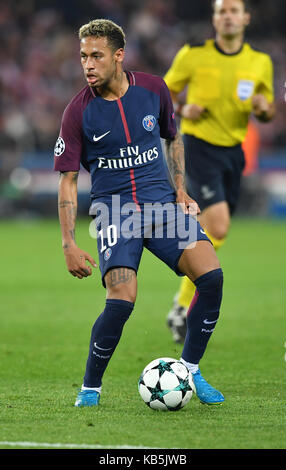 Paris, Frankreich. 27 Sep, 2017. Paris' Neymar in Aktion während der Champions League football Match zwischen Paris St. Germain und dem FC Bayern München im Parc des Princes Stadion in Paris, Frankreich, 27. September 2017. Credit: Peter Kneffel/dpa/Alamy leben Nachrichten Stockfoto