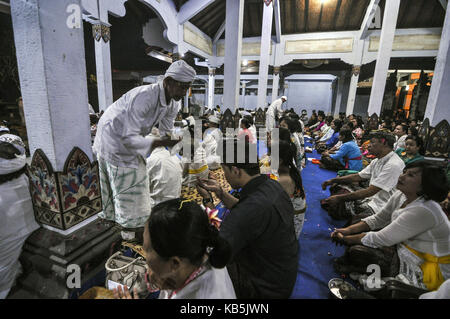 Yogyakarta, Indonesien. 26 Sep, 2017. Balinesischen Hindus in Yogyakarta, Indonesien haben gebetet für die Sicherheit der Menschen an den Hängen des Mount Agung auf Bali so zu gefallen und die nicht von den Ausbruch des Mount Agung, der derzeit auf Alert Level, Montag, 26. September 2017 beeinflusst werden. Warnung, dass die Vulkane auf der touristischen Insel ausbrechen löste eine der Exodus war 104,673 Menschen weil Behörden die Evakuierung der Einwohner leben in hoher Gefahr Zonen in Orte 12 Kilometer vom Krater des Mount Agung bestellt hatten. Credit: Slamet Riyadi/ZUMA Draht/Alamy leben Nachrichten Stockfoto