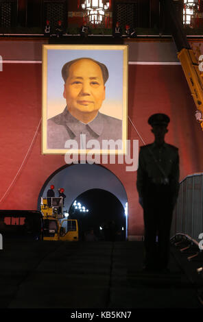 Peking, Peking, China. 27 Sep, 2017. Peking, China, 27. September 2017: (redaktionelle Verwendung. CHINA). Ein neues Portrait des verstorbenen Vorsitzenden Mao Zedong auf dem Tian'anmen Tribüne vor der bevorstehenden Nationalen Feiertag in Peking gesehen werden, September 27th, 2017. Credit: SIPA Asien/ZUMA Draht/Alamy leben Nachrichten Stockfoto