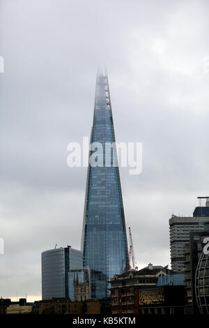 Der Shard, London, UK. 28 Sep, 2017. UK Wetter. Niedrige Wolken bedeckt die Oberseite Der Shard Credit: Dinendra Haria/Alamy leben Nachrichten Stockfoto