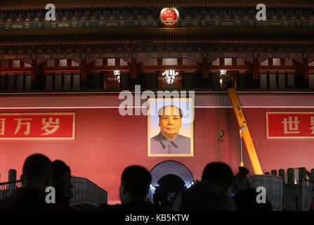 Peking, Peking, China. 27 Sep, 2017. Peking, China, 27. September 2017: (redaktionelle Verwendung. CHINA). Ein neues Portrait des verstorbenen Vorsitzenden Mao Zedong auf dem Tian'anmen Tribüne vor der bevorstehenden Nationalen Feiertag in Peking gesehen werden, September 27th, 2017. Credit: SIPA Asien/ZUMA Draht/Alamy leben Nachrichten Stockfoto