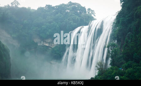 , Anshun Anshun, China. 28 Sep, 2017. Anshun, CHINA - September 2017 EDITORIAL: (NUR ZU VERWENDEN. CHINA) Landschaft des Huangguoshu Wasserfall landschaftlich reizvollen Gegend in Anshun, Südwesten Chinas Provinz Guizhou. Die huangguoshu Wasserfall, der größte Wasserfall in der Volksrepublik China und eine der berühmtesten der Welt, ist der einzige Wasserfall auf diesem Planeten, die von oben betrachtet werden können, unten, vorne, hinten, links und rechts. Es ist 77,8 Meter hoch und 101 Meter breit. Der Wasserfall ist 67 Meter hoch und 79 Meter breit. Wasservorhang Höhle, ein 134-Meter natürlichen Korridor hinter dem Wasserfall, der Besuchern ermöglicht, wa Stockfoto