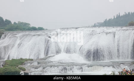 , Anshun Anshun, China. 28 Sep, 2017. Anshun, CHINA - September 2017 EDITORIAL: (NUR ZU VERWENDEN. CHINA) Landschaft des Huangguoshu Wasserfall landschaftlich reizvollen Gegend in Anshun, Südwesten Chinas Provinz Guizhou. Die huangguoshu Wasserfall, der größte Wasserfall in der Volksrepublik China und eine der berühmtesten der Welt, ist der einzige Wasserfall auf diesem Planeten, die von oben betrachtet werden können, unten, vorne, hinten, links und rechts. Es ist 77,8 Meter hoch und 101 Meter breit. Der Wasserfall ist 67 Meter hoch und 79 Meter breit. Wasservorhang Höhle, ein 134-Meter natürlichen Korridor hinter dem Wasserfall, der Besuchern ermöglicht, wa Stockfoto