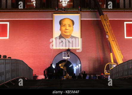 Peking, Peking, China. 27 Sep, 2017. Peking, China, 27. September 2017: (redaktionelle Verwendung. CHINA). Ein neues Portrait des verstorbenen Vorsitzenden Mao Zedong auf dem Tian'anmen Tribüne vor der bevorstehenden Nationalen Feiertag in Peking gesehen werden, September 27th, 2017. Credit: SIPA Asien/ZUMA Draht/Alamy leben Nachrichten Stockfoto