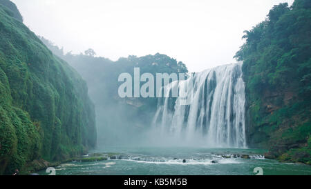 , Anshun Anshun, China. 28 Sep, 2017. Anshun, CHINA - September 2017 EDITORIAL: (NUR ZU VERWENDEN. CHINA) Landschaft des Huangguoshu Wasserfall landschaftlich reizvollen Gegend in Anshun, Südwesten Chinas Provinz Guizhou. Die huangguoshu Wasserfall, der größte Wasserfall in der Volksrepublik China und eine der berühmtesten der Welt, ist der einzige Wasserfall auf diesem Planeten, die von oben betrachtet werden können, unten, vorne, hinten, links und rechts. Es ist 77,8 Meter hoch und 101 Meter breit. Der Wasserfall ist 67 Meter hoch und 79 Meter breit. Wasservorhang Höhle, ein 134-Meter natürlichen Korridor hinter dem Wasserfall, der Besuchern ermöglicht, wa Stockfoto