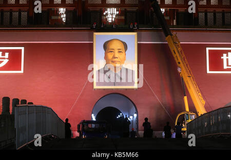 Peking, Peking, China. 27 Sep, 2017. Peking, China, 27. September 2017: (redaktionelle Verwendung. CHINA). Ein neues Portrait des verstorbenen Vorsitzenden Mao Zedong auf dem Tian'anmen Tribüne vor der bevorstehenden Nationalen Feiertag in Peking gesehen werden, September 27th, 2017. Credit: SIPA Asien/ZUMA Draht/Alamy leben Nachrichten Stockfoto