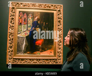 London, Großbritannien. 28 Sep, 2017. Mariana von John Everett Millais 1851. Drücken Sie die Taste Vorschau des fünfzehnten Jahrhunderts flämischen Künstler: Jan Van Eyck, deren "Das Arnolfini Portrait" eine neue Welle der Künstler namens Pre-Rafaelites Credit: Amer ghazzal/Alamy Live News inspiriert Stockfoto