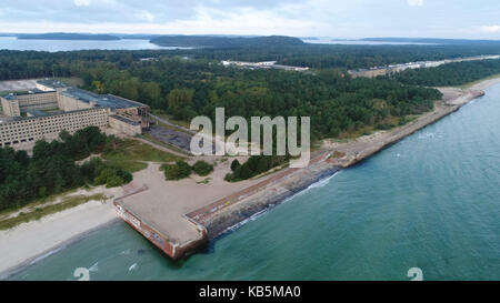 Blick auf den Bereich zwischen den Blöcken 3 und 4 des denkmalgeschützten Gebäudekomplex Prora auf der Insel Rügen, Deutschland, 22. September 2017. Laut einer Studie von Planco Consulting GmbH, die Gründe als Yachthafen genutzt werden konnte. Am 26. September 2017, die Bürgerinnen und Bürger wurden über die Studie in einer Baugruppe informiert. Bisher wurde kein Investor hat Interesse an dem Projekt gezeigt. Foto: Stefan Sauer/dpa Stockfoto