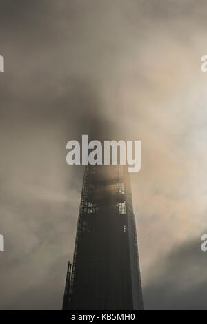 London, Großbritannien. 28 Sep, 2017. UK Wetter. Gewitterwolken Tilge die Sonne und manchmal unklar die Oberseite der Shard. London 28 Sep 2017 Credit: Guy Bell/Alamy leben Nachrichten Stockfoto