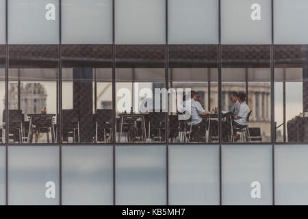 London, Großbritannien. 28 Sep, 2017. Eine Besprechung im Restaurant von der Tate Modern Gallery mit St. Paul's im Hintergrund. Credit: Guy Bell/Alamy leben Nachrichten Stockfoto